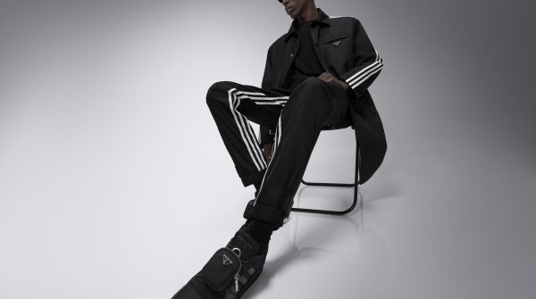 Model trägt die neue Kollektion von Adidas und Prada