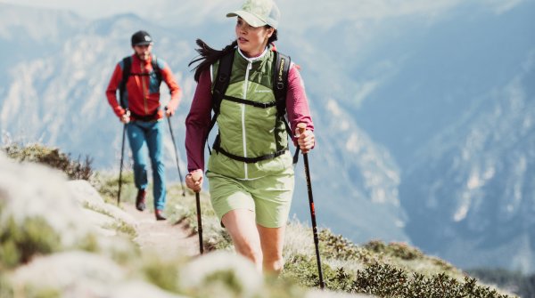 Frau und Mann wandern auf einem Berg