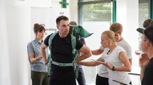 Brand Strategist Christoph Beaufils testet gemeinsam mit der Jury einen neuen Rucksack