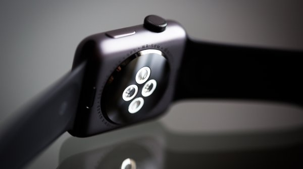 Wearables: Detailansicht der Sensoren einer Smartwatch