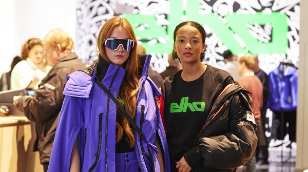 Zwei Models tragen Outdoor-Fashion auf der ISPO Munich.