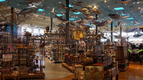 Angelabteilung eines Outdoor-Shops
