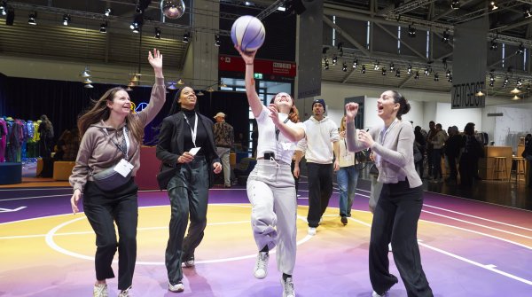 Vier Mädels spielen Basketball