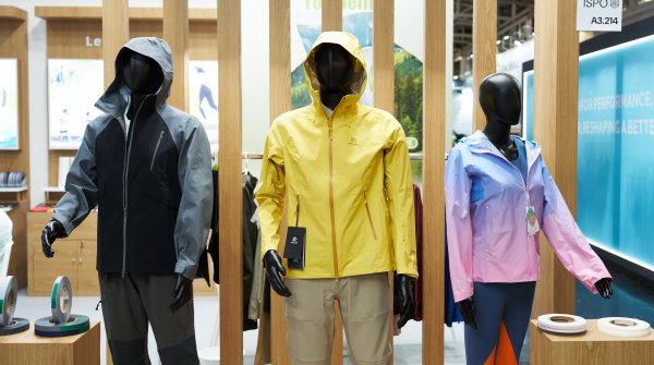 Puppen tragen Regenbekleidung