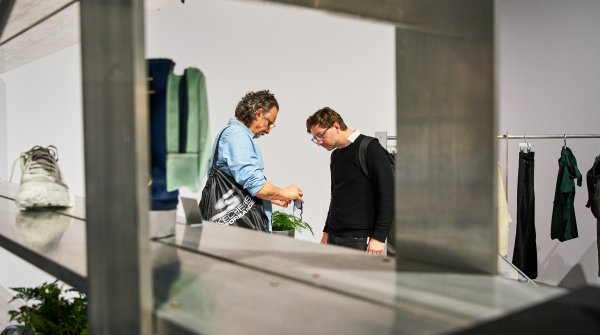 Verkaufsgespräch zwischen zwei Männern