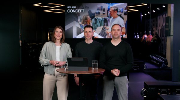 Trois personnes, Lena Haushofer, Chris Beaufils & Christoph Rapp d'ISPO présentent le nouveau concept ISPO 2025