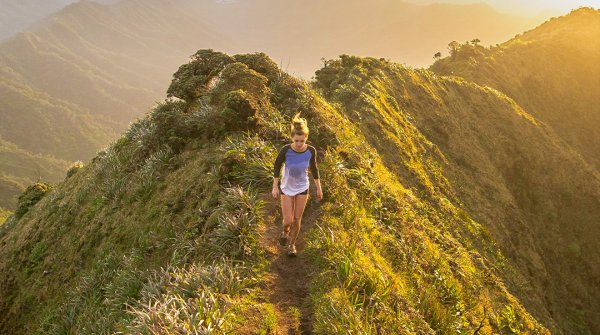 Trailrunnerin bei Sonnenuntergang