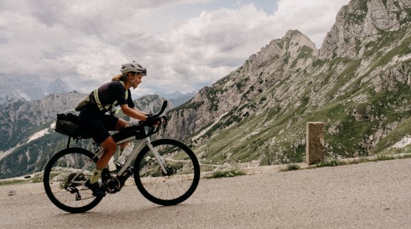 Jana Kesenheimer beim Ultracycling in den Bergen
