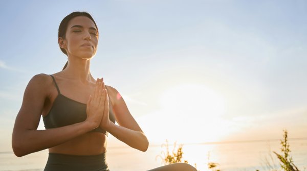 Frau macht Yoga