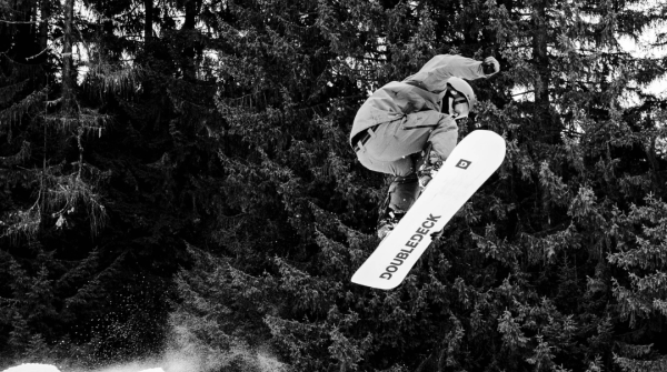 Snowboarder mit Doubledeck Snowboard