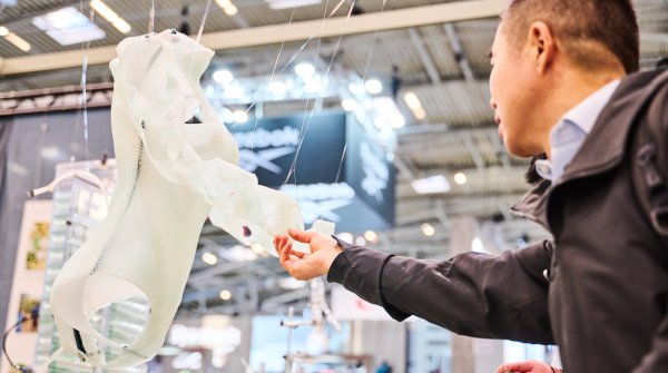 Person auf der ISPO 2024 fässt innovatoves Produkt an