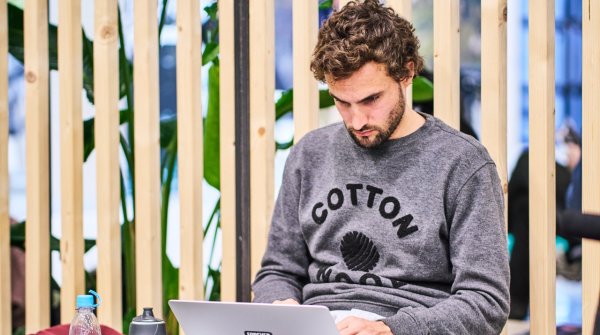 Mann mit Laptop auf der ISPO