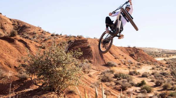 Person auf einem Mountainbike im Canyon mit Fidlock Produkt am Bike