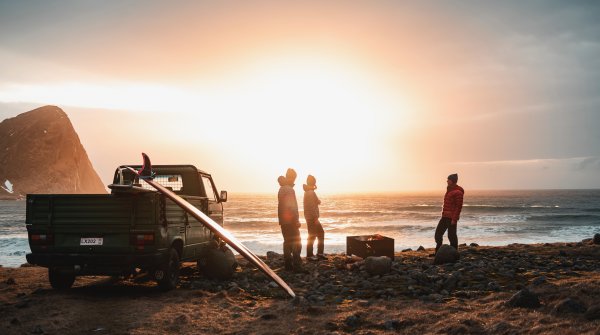 Outdoor Enthusiasten beobachten Sonnenuntergang am Meer