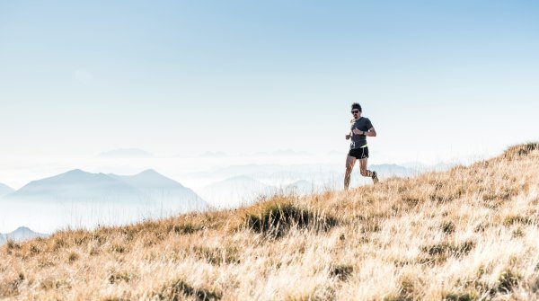 Person in den Bergen beim Trailrunning
