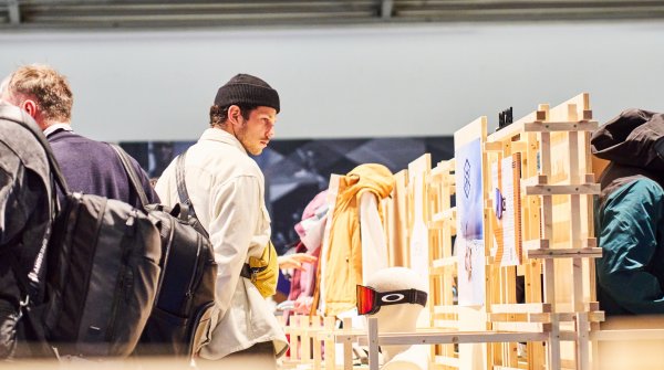 Una persona observa un stand de ISPO Award en ISPO 2024