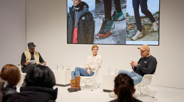 Drei Personen auf der Bühne auf der ISPO 2025