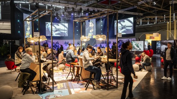 People networking in front of the Mainstage at ISPO 2024