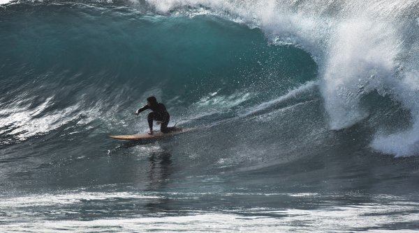 Big Wave Surferin Lena Kemna beim Surfen einger großen Welle