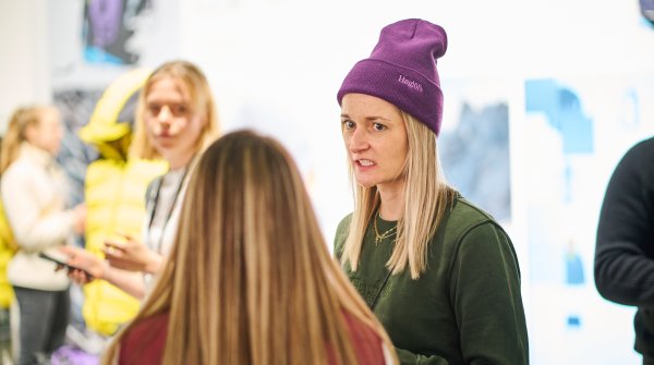 Besucherin mit skeptischem Blick