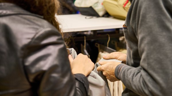 Besucher der ISPO 2024 schauen sich innvotive Sport- und Outdoorbekleidung an