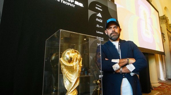 John Carlstrom mit Pokal