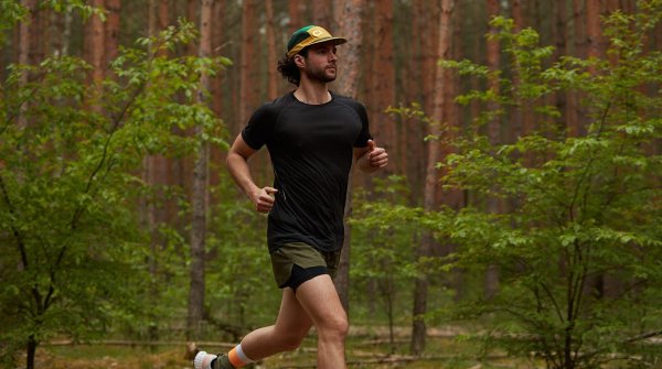 Laurent Petit läuft im Wald