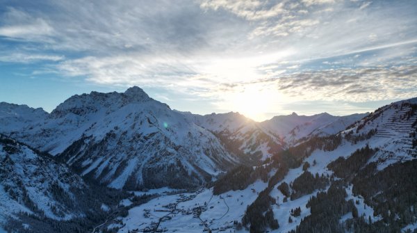 Die verschneite Berglandschaft im Kleinwalsertal beim Sonnenuntergang