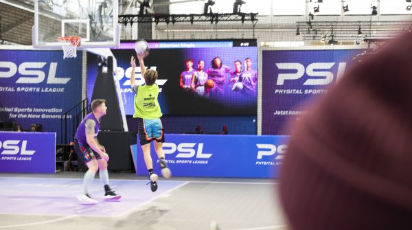 Zwei Spieler auf der Spielfläche von Phygital (PSL Deutschland)