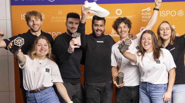 ISPO Award Winner freuen sich über Pokal