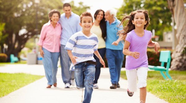 Kinder laufen ihrer Familie vorweg.