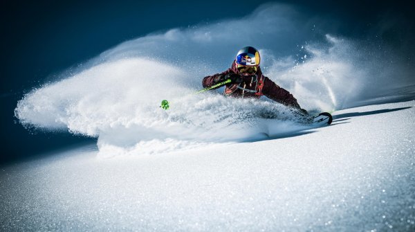 Nadine Wallner auf Skiern im Tiefschnee.