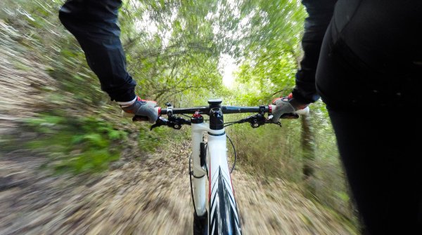 Ein Mountainbiker rast mit seinem Fahrrad bergab