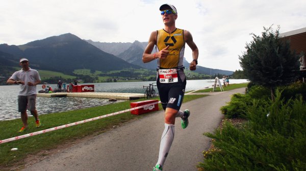 Triathlet mit Walchsee im Hintergrund.