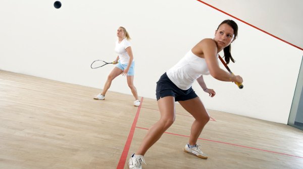 Zwei Frauen spielen Squash