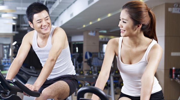 A Chinese couple in a fitness studio