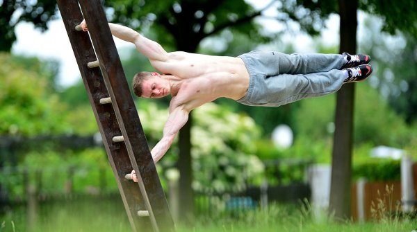 Eine Übung bei Caltisthenitics: The Human Flag