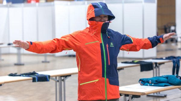 Jurymitglieder des ISPO AWARD 2016 testen eine Jacke.