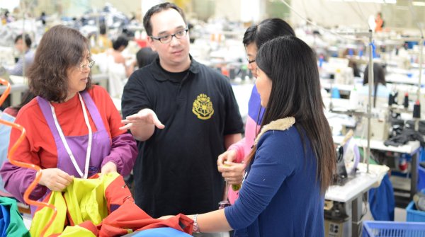 Prof. Dr. Nick Lin-Hi speaks with women in the factory