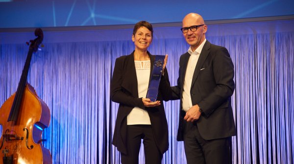 Klaus Dittrich, Vorsitzender der Geschäftsführung der Messe München, überreicht Spitzenalpinistin Gerlinde Kaltenbrunner den ISPO Pokal als "Sportpersönlichkeit des Jahres"