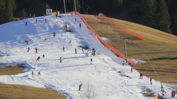 Ist das noch Wintersport? Eine beschneite Piste in den Alpen.