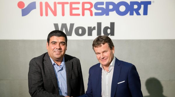 Welcome to the Intersport family: Sporting goods retailer from Santiago de Chile, Cristian Córdova (left), with Franz Julen, chief executive of Intersport International Corporation.
