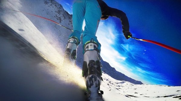 Die Skischuhe im Fokus: Carv misst Belastung und Bewegung des Schuhs und analysiert die Fahrtechnik des Skifahrers.