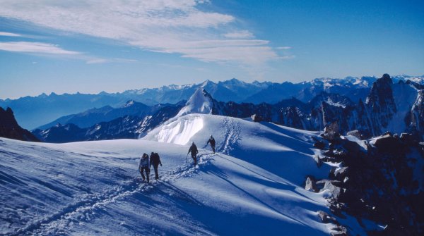 Für Körper und Seele: Eine Skitour durch die verschneite Bergwelt ist eine wunderbare Sache.
