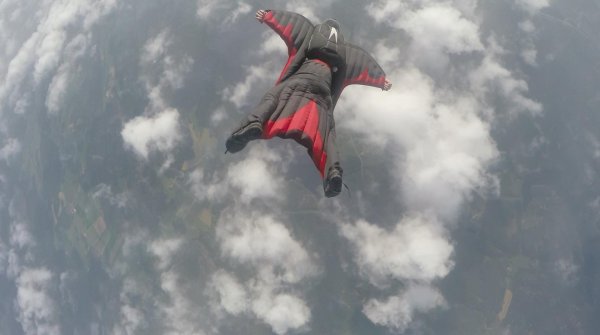 Extremsport Wingsuit – für Basejumper geht es im Flug der Erde entgegen