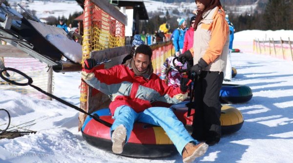 Flüchtling beim Schneesport
