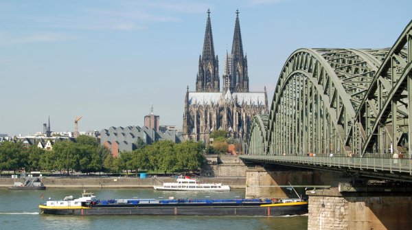 Sportklettern am Rheinufer erlaubt – an der Hohenzollernbrücke in Köln 