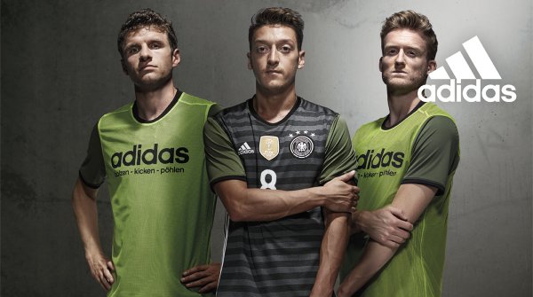 Das ist das neue EM-Trikot für 2016. Mesut Özil (Mitte) präsentiert den neuen Ansatz - der auf den ersten Blick zumindest ein wenig gewöhnungsbedürftig... 