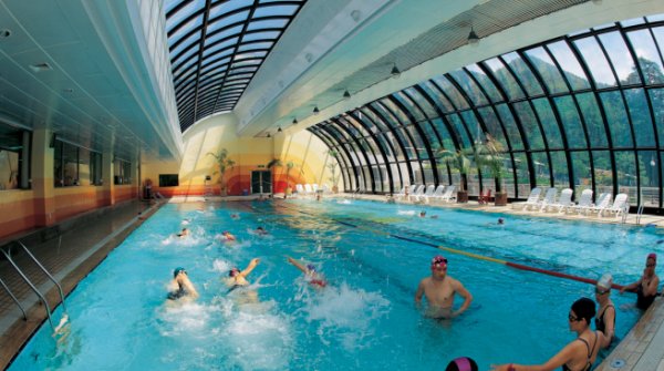 Lichtdurchflutet aber wettergeschützt – Schwimmen in der Halle