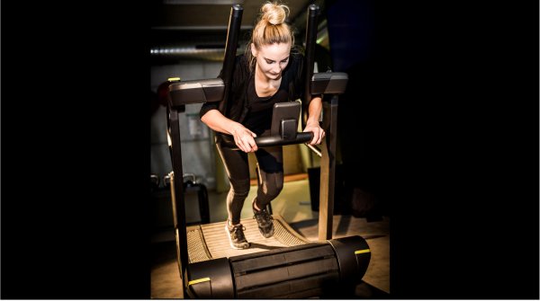 ISPO.com-Redakteurin Sarah Sommer hat Skillmill bereits getestet: So gehen Sled Pushes auf dem innovativen Laufband.